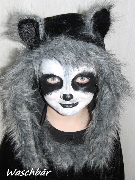 Face painting Racoon Racoon Face Paint, Racoon Makeup, Raccoon Halloween Costume, Racoon Costume, Raccoon Makeup, Makeup Class Ideas, Panda Makeup, Face Paint Art, Animal Costume Ideas