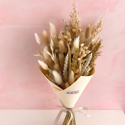 Neutral dried flower bunch, teacher gift, dried floral arrangement, flowers for gifting White And Cream Bouquet, Uk Flowers, Cream Bouquet, Arrangement Flowers, Flower Bunch, Bunny Tails, Preserved Flowers, Bunny Tail, Dried Floral