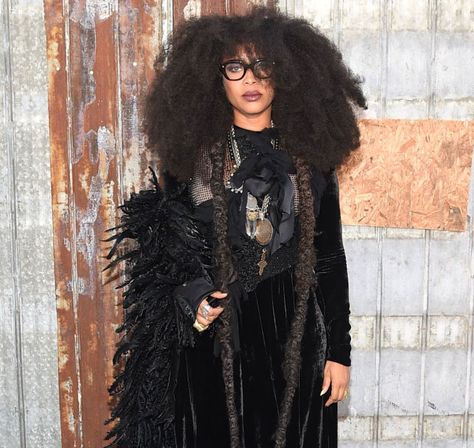 Erykah Badu Is One of Kanye West's "Real Friends" Erykah Badu Style, Givenchy Fashion Show, Kim Kardashian Kanye West, Kim Kardashian And Kanye, Erykah Badu, Clothing Black, Afro Punk, Fashion Eyewear, Black Power