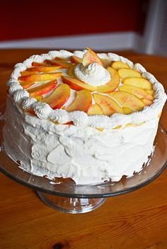 Summer Peach Chantilly Cake - fresh peaches and mascarpone cheese filling and whipped cream frosting - SWOON! Chantilly Cake Recipe, Whipped Cream Cake, Chantilly Cake, Cake Brownie, Torte Recipe, Chantilly Cream, Torte Cupcake, White Frosting, Whipped Cream Frosting