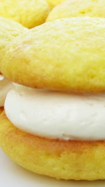 Lemon Cream Whoopie Pies Recipe ~ The lightly sweet frosting is incredibly light and fluffy, perfect for sandwiching between sweet, lemony cake-cookies Lemon Whoopie Pies, Lemon Whoopie Pie Recipe, Cake Mix Whoopie Pies, Whoopee Pie, Whoopie Pie Filling, Pumpkin Whoopie Pies, Whoopie Pie Recipe, Chocolate Chip Pancakes, Whoopie Pies