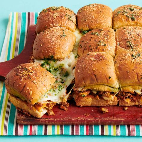 Pesto Sliders, Homemade Sliders, Sliders Recipes Turkey, Pesto Turkey, Turkey Pesto, Sliders Recipes, Cheesesteak Sliders, Philly Cheese Steak Sliders, Turkey Sliders