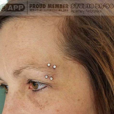 Eyebrow Piercing Diamond, Diamond Eyebrow Piercing, Eyebrow Piercing Ideas, Eyebrow Jewelry, Shiny Rings, Piercings Unique, Eyebrow Piercing, Piercing Ideas, Body Piercings