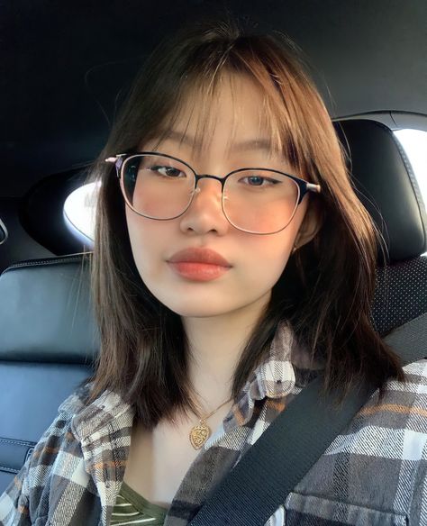 Specticals Frames Style For Round Face, Glasses On Asian Women, Glasses For Small Eyes, Glasses For Chubby Faces, Asian Glasses, Korean Glasses, Short Hair Glasses, Bangs And Glasses, Glasses For Round Faces