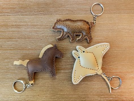 Leather Key Ring Ideas, Diy Leather Pouches, Leather Animals, Leather Keychain Diy, Leather Bag Design, Leather Keychains, Leather Key Ring, Leather Tooling Patterns, Diy Leather Projects