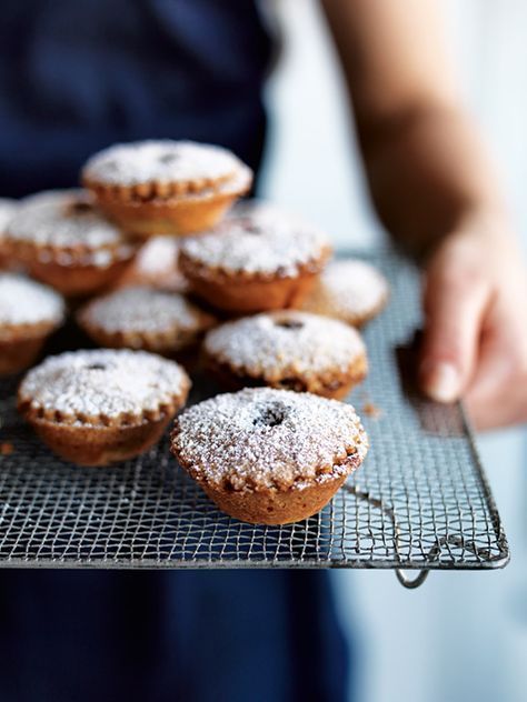 Mince Pie Pastry, Christmas Baking Recipes Easy, Fruit Mince Pies, Christmas Baking Easy, Mince Pie Recipe, Donna Hay Recipes, Mince Pies Christmas, Pie Pastry, Christmas Baking Recipes