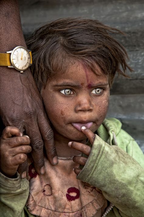 Taken by Suzi Moore McGregor in Delhi, India, provides a startling contrast between the people and the absolute poverty they live in. Stunning Eyes, Bright Eyes, People Of The World, Pixie Cuts, Pretty Eyes, Interesting Faces, Anthropology, Cool Eyes, People Around The World