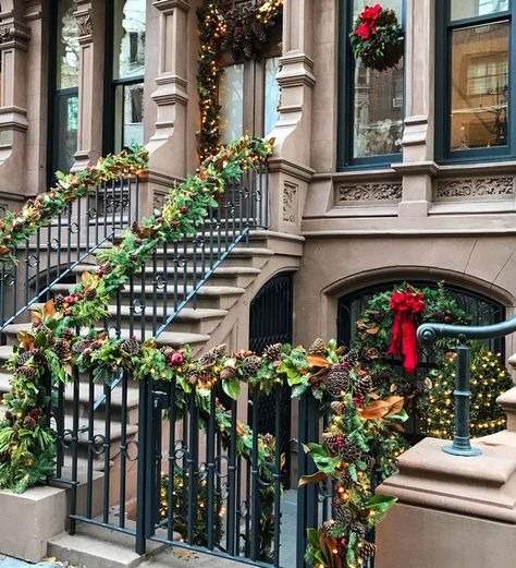 Townhouse Christmas, Stoop Decor, Nyc Brownstone, New York Brownstone, New York Townhouse, Nyc Townhouse, Nyc Holidays, Townhouse Exterior, Exterior Christmas