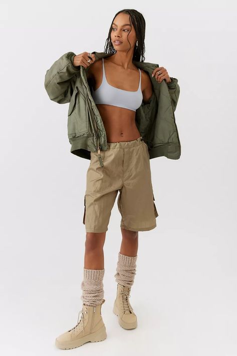 Women In Cargo Shorts, Cargo Shorts Fashion, Womens Cargo Shorts Outfit, Long Cargo Shorts Outfit, Long Cargo Shorts Outfits Women, Baggy Cargo Shorts Outfits Women, Outfits With Cargo Shorts, Knee Shorts Outfits, Short Pants Outfit Summer