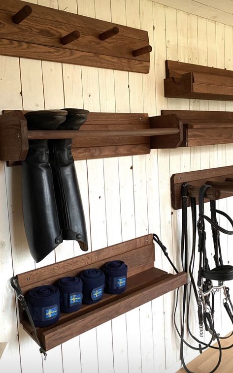 Horse Office Ideas, Stable Feed Room, Stable Storage Ideas, Horse Equipment Storage, Horse Grooming Station, Tack Box Organization, Horse Shower Stall, Equestrian Tack Room, Small Barn Ideas Horse