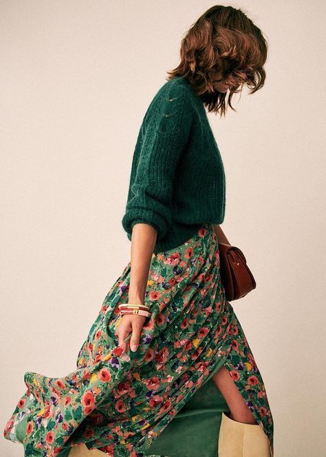 Boho Bottoms, Looks Hippie, Mode Hippie, Winter Mode, Moda Boho, England Fashion, Printed Midi Skirt, Mode Inspo, Looks Chic