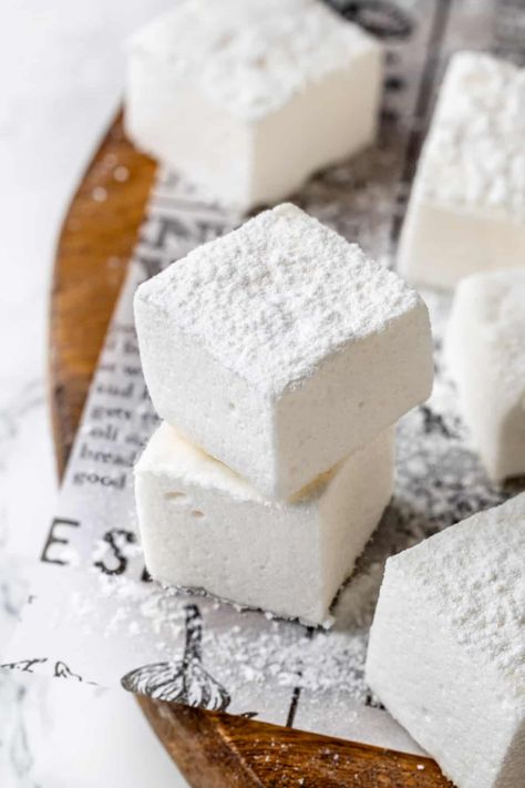 Fluffy homemade vegan marshmallows are perfect for adding to hot cocoa, toasting over a campfire, and using in all your favourite recipes! How To Make Vegan Marshmallows, Chickpea Marshmallow, Homemade Vegan Marshmallows, Vegan Marshmallows Recipe, Vegan Marshmallow Cookies, Marshmallow Recipe Without Gelatin, Vegan Marshmallow Recipe, Mini Marshmallows Recipes, Vegan Marshmallow Fluff