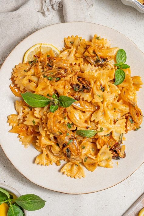 One Pan Caramelized Onion Pasta - PlantYou Caramelized Onion Pasta, Caramalized Onions, Onion Pasta, Roasted Vegetable Pasta, Carmelized Onions, Food C, Easy Eat, Caramelized Onion, Vegan Pasta