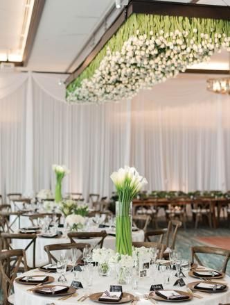 Calla Lily Centerpieces, Spring Wedding Centerpieces, Lily Centerpieces, Gothic Wedding Theme, Peonies Centerpiece, Calla Lily Wedding, Tulip Wedding, Orchid Centerpieces, Cherry Blossom Wedding