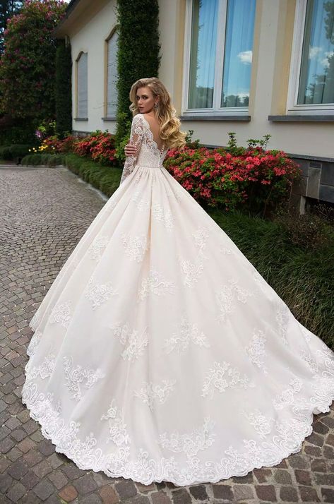 wedding dresses,wedding dress,wedding dress shopping,wedding,beautiful wedding dresses Western Wedding Dresses Ball Gown, Wedding Dress Embroidered, Bridesmaid Dressing Gowns, Pretty Wedding Dresses, Dress Idea, Cute Wedding Dress, Wedding Dress Train, Top Wedding Dresses, Backless Wedding