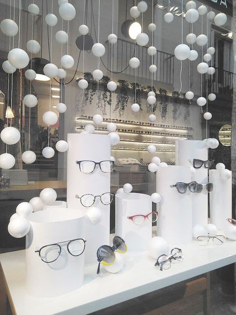 Escaparate creativo navidad Eyewear Store Design, Window Display Retail, Eyewear Display, Decoration Vitrine, Store Window Displays, Optical Store, Window Display Design, Christmas Window Display, Optical Shop