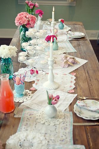 assorted doilies and cloth napkins as a table runner Handkerchief Crafts, Tafel Decor, Pretty Tables, Vintage Handkerchiefs, Broken China, Rustic Chic Wedding, Deco Table, Hot Pads, Decoration Table