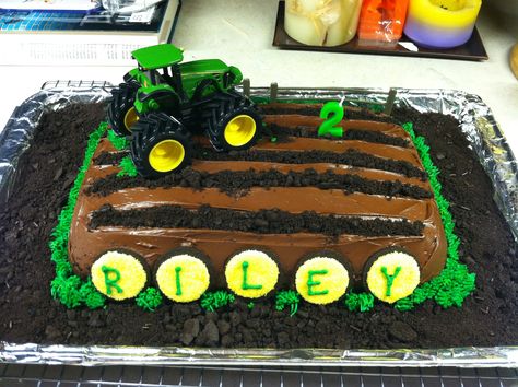 John Deere Tractor Cake. White cake with chocolate fudge icing and butter cream grass with crushed Oreo dirt :) Tractor Birthday Cakes, John Deere Cake, John Deere Birthday Party, Farm Birthday Cakes, John Deere Birthday, Tractor Cake, Tractor Birthday Party, Farm Cake, Diaper Cake Boy