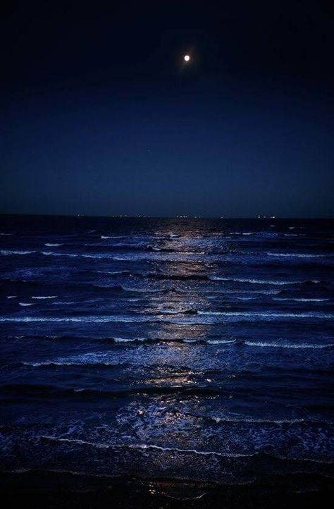 The Ocean At Night, Night Ocean, Grafika Vintage, Ocean At Night, Behind Blue Eyes, Stil Inspiration, Feeling Blue, Blue Aesthetic, Milky Way