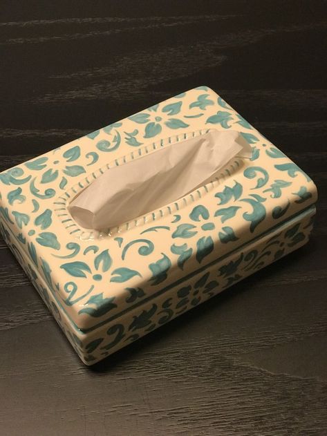 Tissue Box Ceramic, Papie Mashe, Ceramics Pottery Bowls, Ceramic Sculpture Figurative, Diy Pottery Painting, Pottery Lessons, Diy Air Dry Clay, Cerámica Ideas, Diy Ceramic