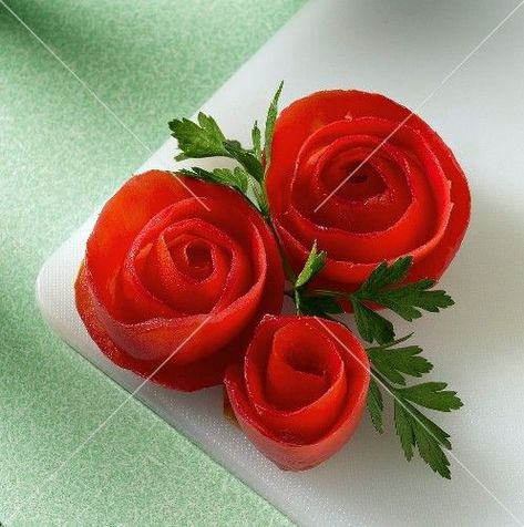 Aperitive | Gusturi Alese Tomato Rose, Food Garnish, Veggie Art, Plate Presentation, Decorações Com Comidas, Fruit And Vegetable Carving, Vegetable Carving, Creative Food Art, Culinary Art