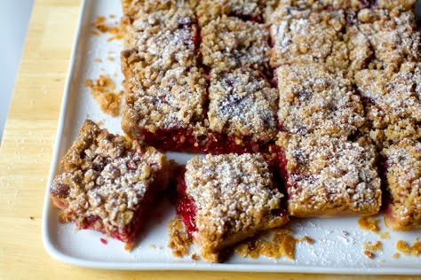 raspberry crumble tart bars Smitten Kitchen Recipes, Raspberry Crumble Bars, Nyc Kitchen, Raspberry Crumble, Crumble Tart, Fruit Bars, Crispy Sweet Potato, Crumble Bars, Anna Grace