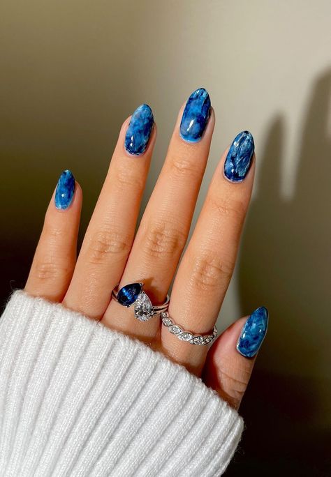 25 New Winter Nails to Inspire You Aesthetic Nail Art, Aesthetic Nail, Minimalist Winter, Winter Manicure, Marble Nail, Glitter Bomb, Marble Nail Art, Happy Winter, Muted Color Palette