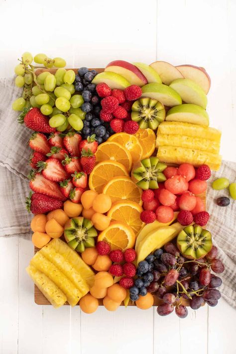 Fruit Party Food Ideas, Nice Fruit Platter, Fruit Bored Ideas, Square Fruit Platter, Fruit Only Charcuterie Board, Rectangle Fruit Platter, Breakfast Fruit Charcuterie Board, Fruit Boards Ideas, Fruit Board Aesthetic