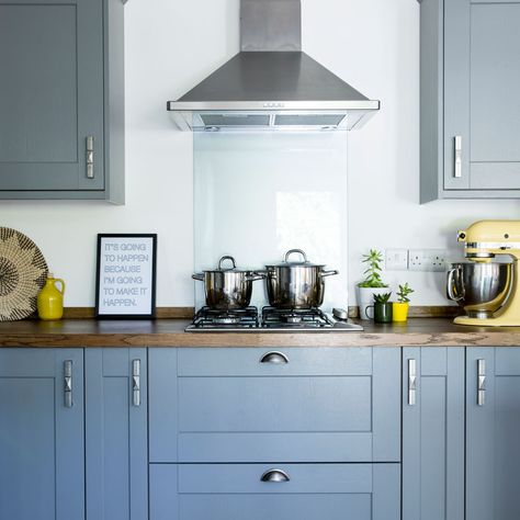 Great and white kitchen makeover with yellow accents and spacious modern dining area Oven Extractor Fan, Kitchen Splashback Ideas, Cleaning Your Oven, Hob Splashback, White Kitchen Makeover, Splashback Ideas, Howdens Kitchens, Fan Vent, Kitchen Splashback Tiles