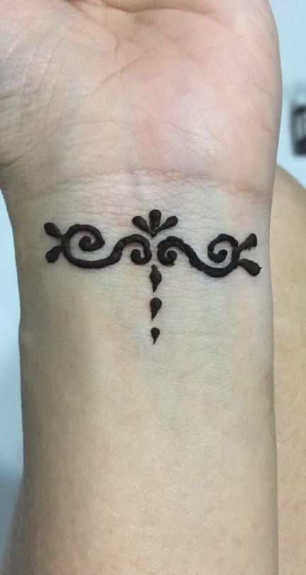 Wolf Girl And Black Prince, Small Henna Tattoos, Small Henna Designs, Henne Tattoo, Wrist Henna, Inai Pengantin, Cute Henna Tattoos, Henna Style Tattoos, Beginner Henna