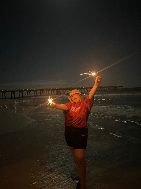 Night beach photo shoot Beach Sparkler Pictures, Sparklers On The Beach, Beach Sparklers, Sparkler Photoshoot, Sparkler Pictures, New Year Photoshoot, Beach Photo Shoot, Beach At Night, Beach Friends