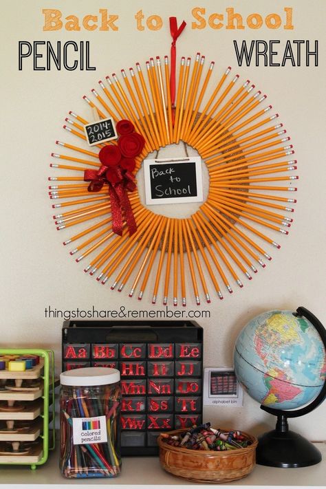 Back to School Pencil Wreath Back To School Wreaths, Wreath For Teachers, Back To School For Teens, Pencil Wreath, School Wreaths, Teacher Themes, Preschool Art Projects, Mini Chalkboards, Back To School Organization