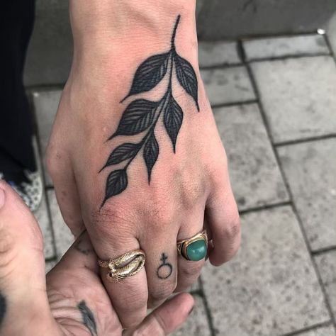 Instagram photo by pastilliam • May 8, 2019 at 2:15 PM Nikko Hurtado, Simple Hand Tattoos, Tattoo Hip, Serpent Tattoo, Leaf Tattoo, Tattoo Old School, Henna Tattoo Hand, Plant Tattoo, Hand Tattoos For Women