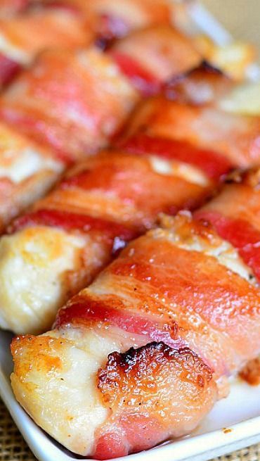 Bacon Wrapped Chicken Strips Recipe ~ They are finger-licking-good and easy family dinner. Juicy chicken tenders glazed with a combination of maple syrup and Dijon mustard and wrapped in thick applewood bacon. Juicy Chicken Tenders, Bacon Wrapped Chicken Tenders, Applewood Bacon, Wrapped Chicken, Bacon Wrapped Chicken, Chicken Strips, God Mat, Think Food, Snacks Für Party