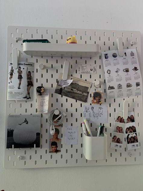 Pegboard Photo Display, Peg Board Desk Organization, Ikea Pinboard Ideas, Peg Board Wall Ideas, Minimalist Pegboard, Skadis Pegboard Ideas, Ikea Peg Board Ideas, Desk Peg Board, Pegboard Bedroom