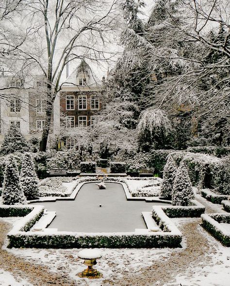 Museum Geelvinck Hinlopen Huis, Amsterdam, Netherlands (by campra) Yard Landscape, Winter Szenen, Formal Garden, Covered Garden, Formal Gardens, Winter Beauty, Snow Scenes, Winter Wonder, Shade Garden