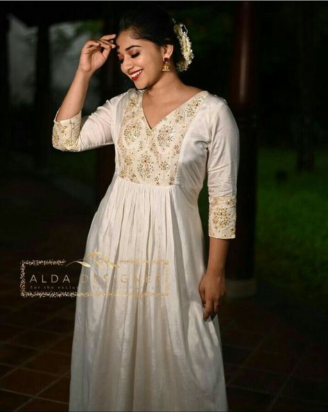 Set Saree Kurti Design, Kasavu Salwar Designs, Kerala Set Churidar Designs, Onam Dress Churidar, Plain Gowns Indian, Kasavu Churidar Kerala, Onam Special Dress, Onam Outfits Ideas, Onam Dress