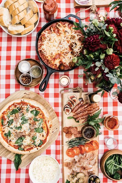 Como receber bem seus convidados, com pizza e acompanhamentos | Blog do Casamento Pizza Dinner Party, Italy Party, The Defined Dish, Defined Dish, Dinner Party Ideas, Italian Dinner Party, Pizza Dinner, Italian Party, Graduation Party Foods