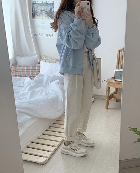 White Sweatpants Outfit Korean, Winter Outfits Asian Style, Yn And Taehyung, Korean Soft Girl Outfit, Corean Style Outfits, Scandinavian Aesthetic Fashion, K Fashion Casual, Light Outfits, Peony Aesthetic