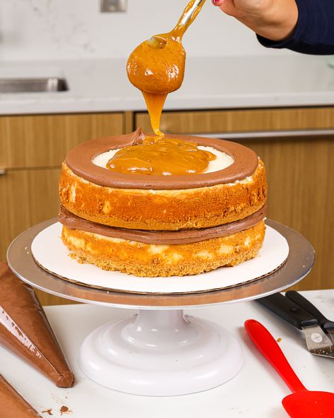 This caramel filling is thick, buttery, and perfect for any dessert! It sets firmly enough to fill cakes, cupcakes, macarons & cookies! Thick Caramel Sauce Recipe, Caramel Filling Recipe, Caramel Cake Filling, Buttery Recipes, Twix Cake, Salted Caramel Filling, Shortbread Cake, Salted Caramel Cake, Cake Filling Recipes