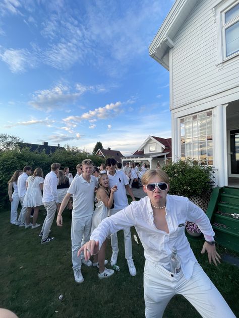 18th White Party, All White Theme Party Outfit, Birthday Party White Theme, White Bday Theme, White Party Theme Outfit, Hampton Party Theme, Hamptons White Party Aesthetic, Hampton White Party, All White Party Aesthetic