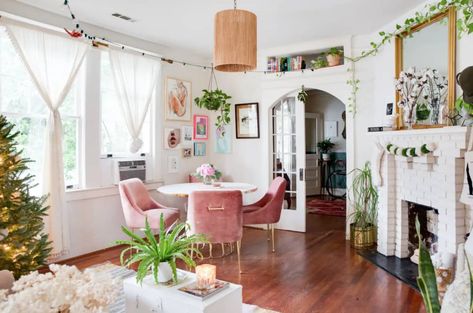 Charleston Apartment, Dining Room With Fireplace, Charleston House, Bohemian Dining Room, Homes Inside, French Country Living, Minimalist Dining Room, French Country Living Room, Room With Fireplace