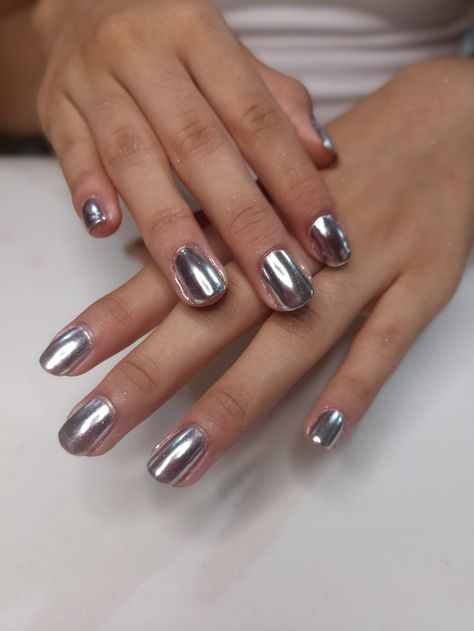 #uñas #nails #silver Ice Chrome Nails, Silver Chrome Short Nails, Silver Natural Nails, Silver Short Nails, Silver Nails Short, Silver Accent Nails, Brat Autumn, Short Silver Nails, Chrome Nails Silver