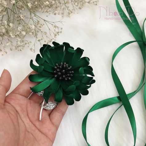 Wicked Crafts, Handmade Flowers Tutorial, Fabric Daisy, Yule Gift, Fabric Flower Pins, How To Make Rose, Making Fabric Flowers, Ribbon Pin, Green Daisy