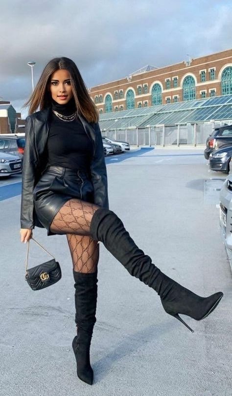 Knee Boots Outfit, Haine Diy, Woman In Black, Modieuze Outfits, Looks Chic, Hot Outfits, Fall Fashion Outfits, Winter Fashion Outfits, Thigh High Boots