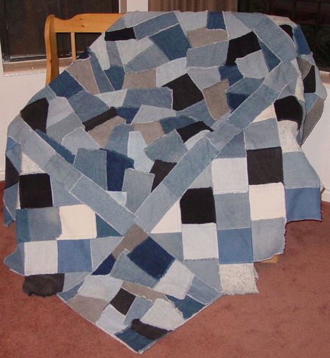 I need to do this with random pieces of denim or denim weight fabric for a slip cover for the couch! Denim Quilt Patterns, Denim Quilts, Beach Quilt, Halloween Express, Denim Quilt, Man Quilt, Quilt As You Go, Star Quilt Patterns, Denim Crafts