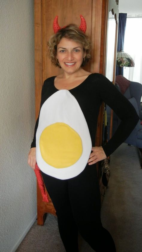 Egg Costume Diy, Deviled Egg Costume, Hilarious Halloween Costumes, Diy Adult Halloween Costumes, Modest Halloween Costumes, Punny Costumes, Food Halloween Costumes, Egg Costume, Punny Halloween Costumes