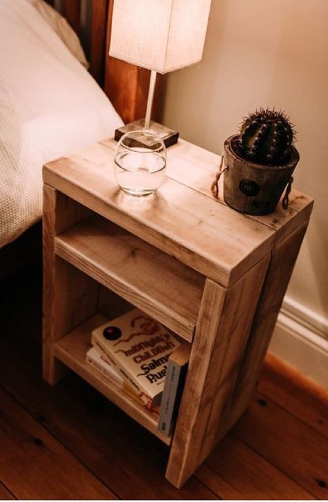 MESA CABECEIRA Diy Bedside Table, Scaffolding Wood, Bedside Table Ideas, Table Palette, Rustic Bedside Table, Wood Furniture Plans, Bedside Table Design, Diy Nightstand, Wooden Bedside Table