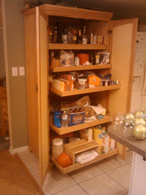 This! Instructions for building this freestanding pantry with great slide-out drawers. Love. Portable Pantry, Portable Kitchen Cabinets, Stand Alone Kitchen Pantry, Desain Pantry Dapur, Kitchen Standing Cabinet, Pantry Cabinet Free Standing, Free Standing Kitchen Pantry, Free Standing Kitchen Cabinets, Kitchen Pantry Cupboard