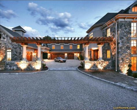 I like this courtyard/garage layout Garage Courtyard, Garage Layout, Motor Court, Sports Science, Ultimate Garage, Luxury Garage, Mansion Floor Plan, Dream Mansion, Architecture Model Making